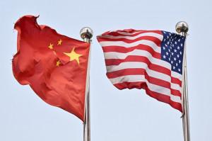 

Bandeiras da China e dos Estados Unidos