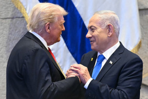 O presidente dos EUA, Donald Trump (E), de mãos dadas, conversa com o primeiro-ministro israelense, Benjamin Netanyahu, no parlamento israelense, o Knesset, em Jerusalém, em 13 de outubro de 2025.