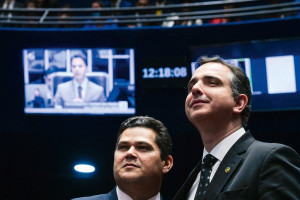 O presidente do Senado, Davi Alcolumbre (&agrave; esq.) e o senador Rodrigo Pacheco (&agrave; dir.)