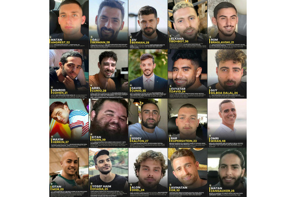 Pessoas comemoram na Praça dos Reféns, em Tel Aviv, após a notícia de que o Hamas já entregou sete reféns sobreviventes à Cruz Vermelha em 13 de outubro de 2025. O exército israelense recebeu, no mesmo dia, sete reféns libertados que haviam sido entregues anteriormente à Cruz Vermelha na Faixa de Gaza, segundo informaram as forças armadas e o serviço de segurança. De acordo com um acordo de cessar-fogo mediado pelo presidente dos Estados Unidos após dois anos de guerra, o Hamas deve libertar todos os reféns sobreviventes na segunda-feira, em troca de prisioneiros palestinos detidos por Israel. (Foto: Menahem Kahana / AFP)