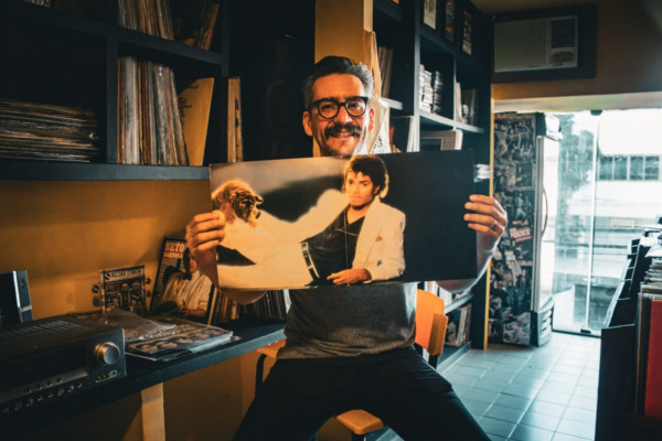 Fred Souza trabalhou no setor comercial de uma companhia aérea e agora se voltou totalmente para os discos (Nivaldo Franco/Arquivo)