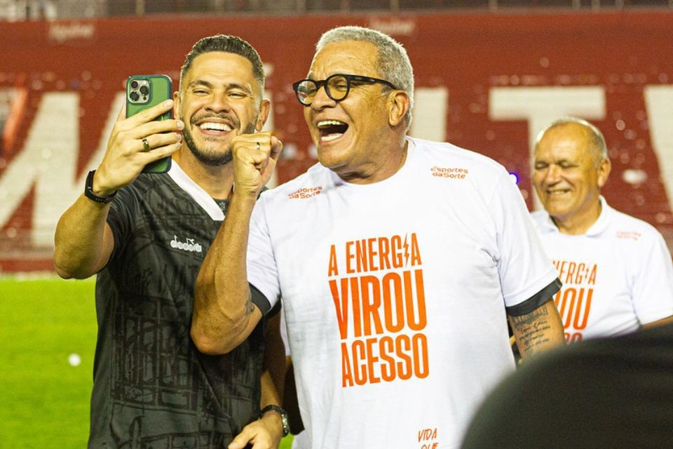 Hélio e Guilherme dos Anjos em comemoração do acesso nos Aflitos/Gabriel França / CNC