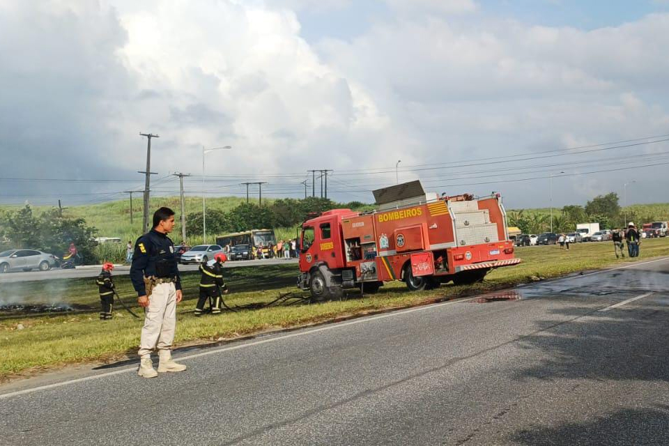 Protesto no começo da manhã parou via da BR-408, em São Lourenço da Mata/DIVULGAÇÃO/PRF