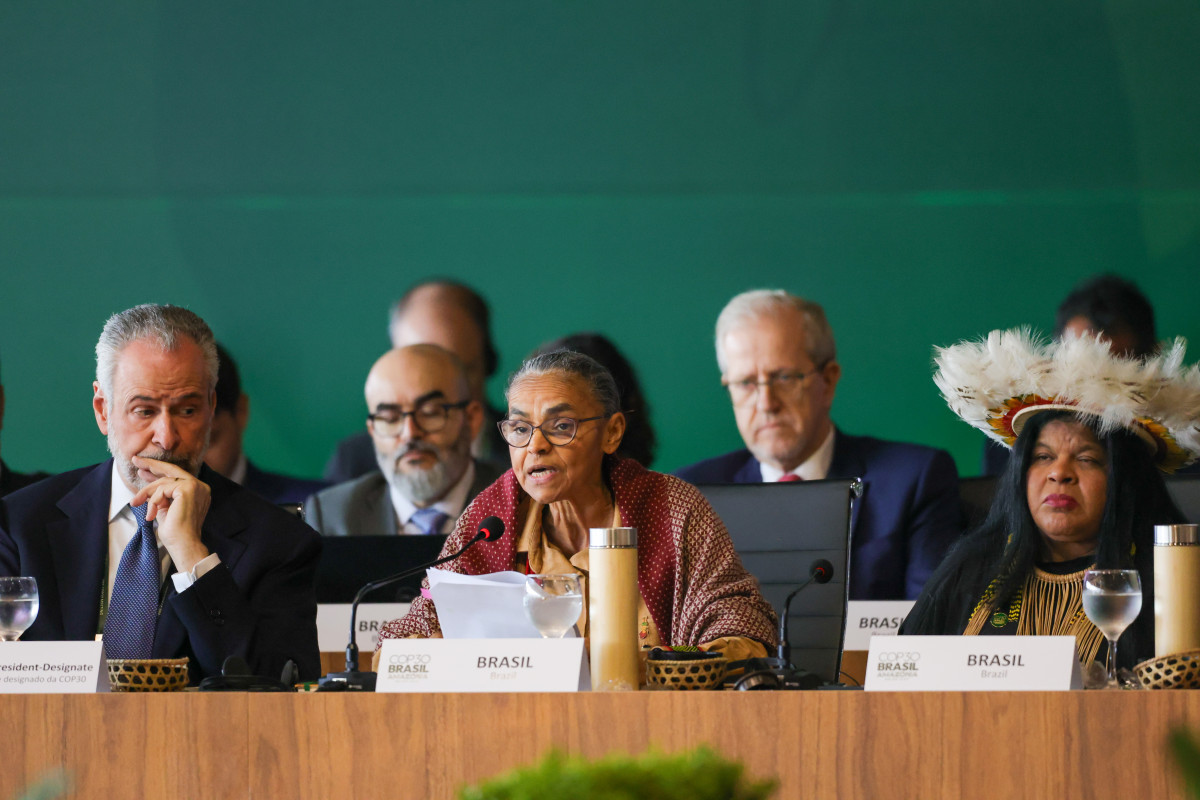 A ministra do Meio Ambiente e Mudança do Clima, Marina Silva, e a ministra dos Povos Indígenas, Sônia Guajajara, participam da abertura da Pré-COP30 (Agência Brasil) A ministra do Meio Ambiente e Mudança do Clima, Marina Silva, e a ministra dos Povos Indígenas, Sônia Guajajara, participam da abertura da Pré-COP30/Agência Brasil