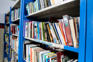 Biblioteca de escola onde o professor Dimas Vieira atua