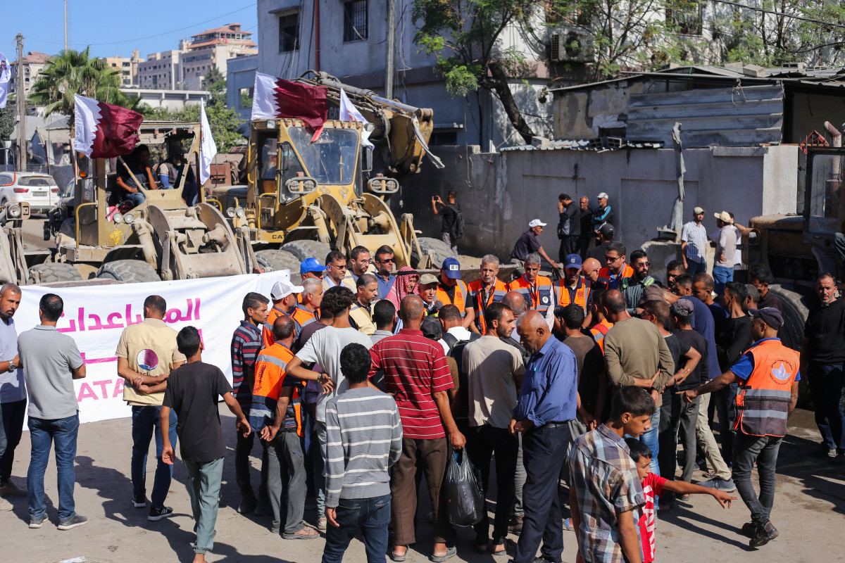 Palestinos se reúnem enquanto funcionários da Prefeitura de Gaza se reúnem antes de usar escavadeiras para remover escombros de edifícios dos principais eixos e ruas da Cidade de Gaza, em meio a um cessar-fogo entre Israel e facções palestinas, em 14 de outubro de 2025. (Foto da AFP) ( AFP) Palestinos se reúnem enquanto funcionários da Prefeitura de Gaza se reúnem antes de usar escavadeiras para remover escombros de edifícios dos principais eixos e ruas da Cidade de Gaza, em meio a um cessar-fogo entre Israel e facções palestinas, em 14 de outubro de 2025. (Foto da AFP)/ AFP