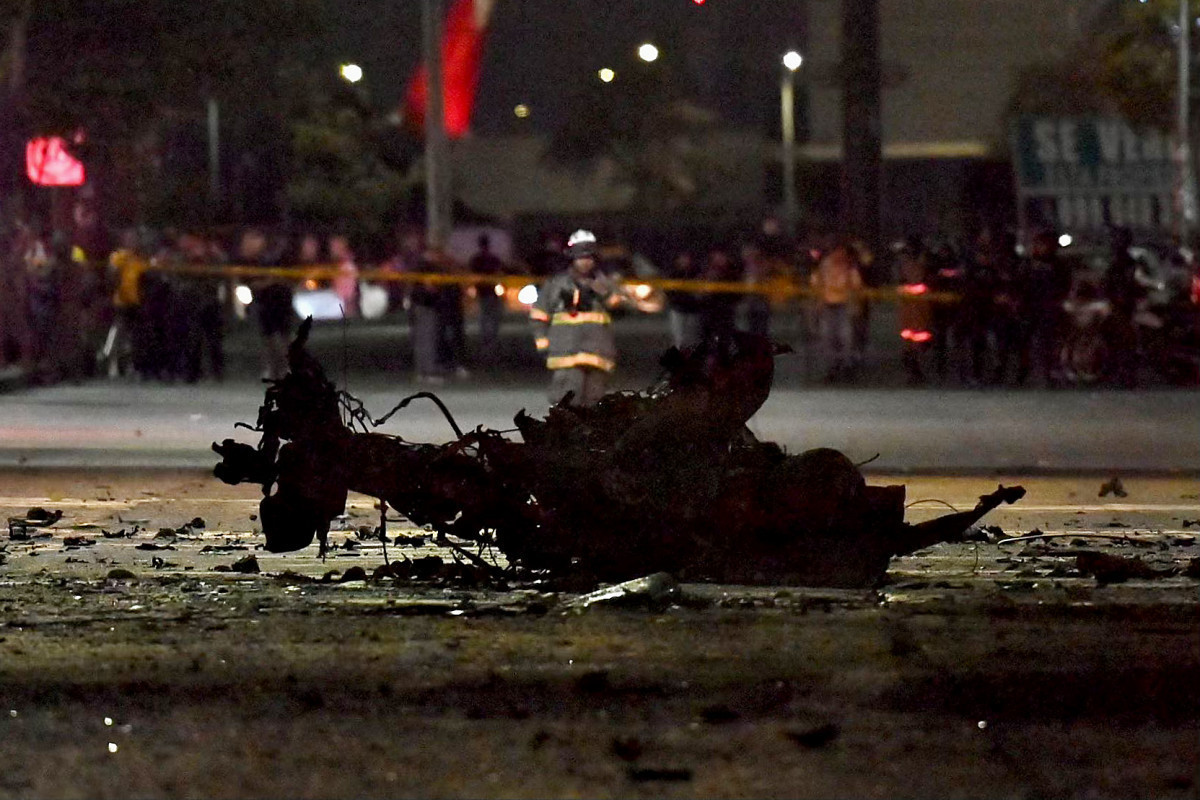 Os restos de um suposto carro-bomba que explodiu em frente a um shopping center são fotografados no norte de Guayaquil, Equador, em 14 de outubro de 2025. (Foto de Marcos Pin / AFP) ( AFP)