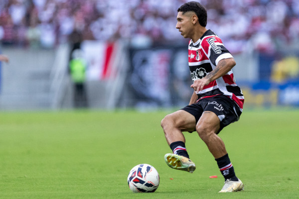 São Lourenço da Mata, PE, 27/09/2025 - SANTA CRUZ X BARRA - Na tarde deste sábado(27), a equipe do Santa Cruz recebeu a equipe do Barra pelo primeiro jogo da Final do Campeonato Brasileiro da Serie D 2025 na Arena de Pernambuco. Geovany (Rafael Vieira)