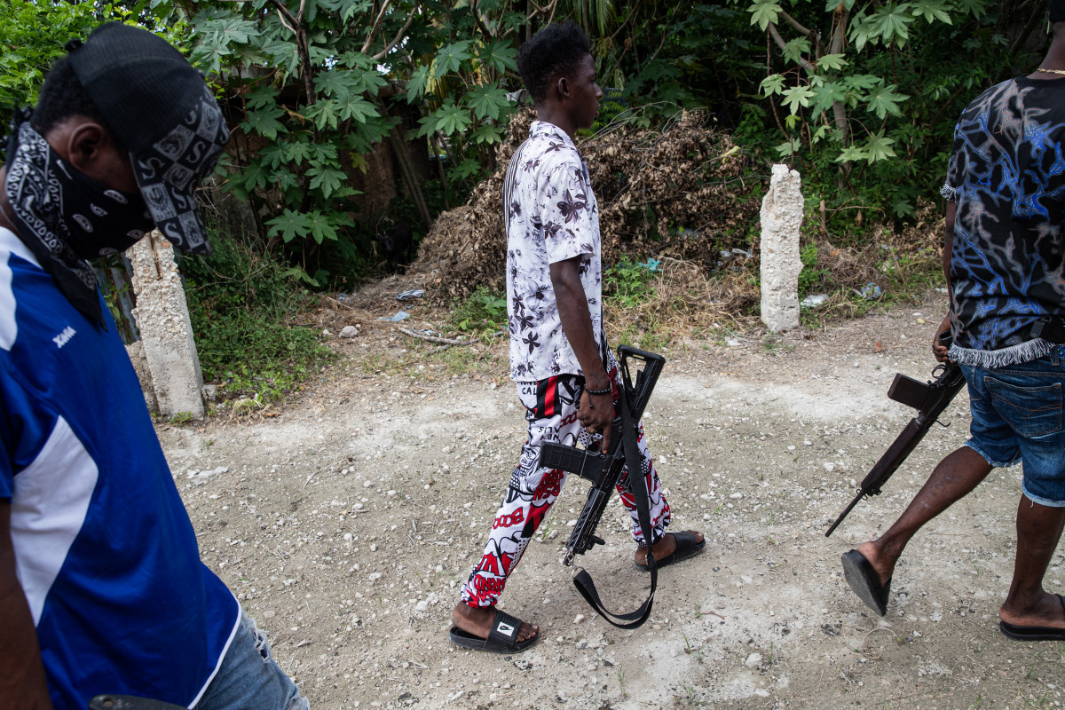 Membros de gangues armadas patrulham as ruas do bairro de Mariani, em Porto Príncipe, Haiti (CLARENS SIFFROY / AFP)
Membros de gangues armadas patrulham as ruas do bairro de Mariani, em Porto Príncipe, Haiti/CLARENS SIFFROY / AFP