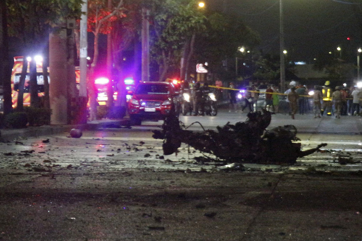 Os restos de um suposto carro-bomba que explodiu em frente a um shopping center são fotografados no norte de Guayaquil, Equador, em 14 de outubro de 2025. (Foto de Gerardo MENOSCAL / AFP) ( AFP) Os restos de um suposto carro-bomba que explodiu em frente a um shopping center são fotografados no norte de Guayaquil, Equador, em 14 de outubro de 2025. (Foto de Gerardo MENOSCAL / AFP)/ AFP