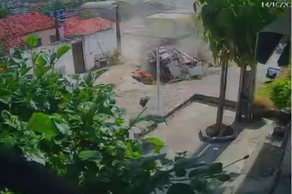 Caminhão da Neoenergia tem falha mecânica e atinge residência em Olinda
/Imagem: TV Guararapes