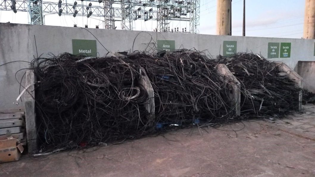 Toneladas de cabos foram retiradas de postes de energia (Neoenergia/Divulgação ) Toneladas de cabos foram retiradas de postes de energia /Neoenergia/Divulgação