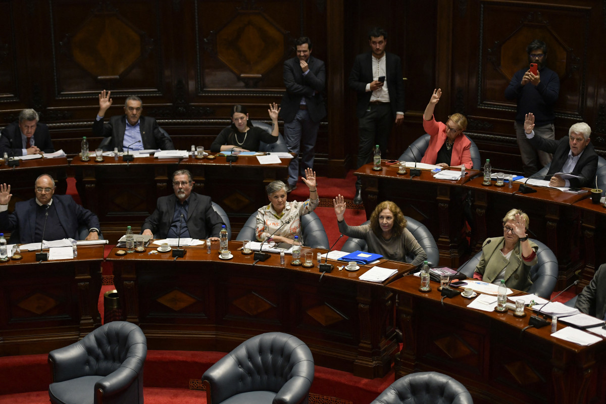 Senadores que votam a favor de um projeto de lei sobre eutanásia e seus defensores comemoram sua aprovação no Palácio Legislativo de Montevidéu, em 15 de outubro de 2025. O Uruguai aprovou uma lei que legaliza a eutanásia sob certas condições, após um debate profundo e extenso no Senado, que resolveu vários anos de idas e vindas parlamentares. O Senado aprovou a lei intitulada Senadores que votam a favor de um projeto de lei sobre eutanásia e seus defensores comemoram sua aprovação no Palácio Legislativo de Montevidéu, em 15 de outubro de 2025. O Uruguai aprovou uma lei que legaliza a eutanásia sob certas condições, após um debate profundo e extenso no Senado, que resolveu vários anos de idas e vindas parlamentares. O Senado aprovou a lei intitulada
