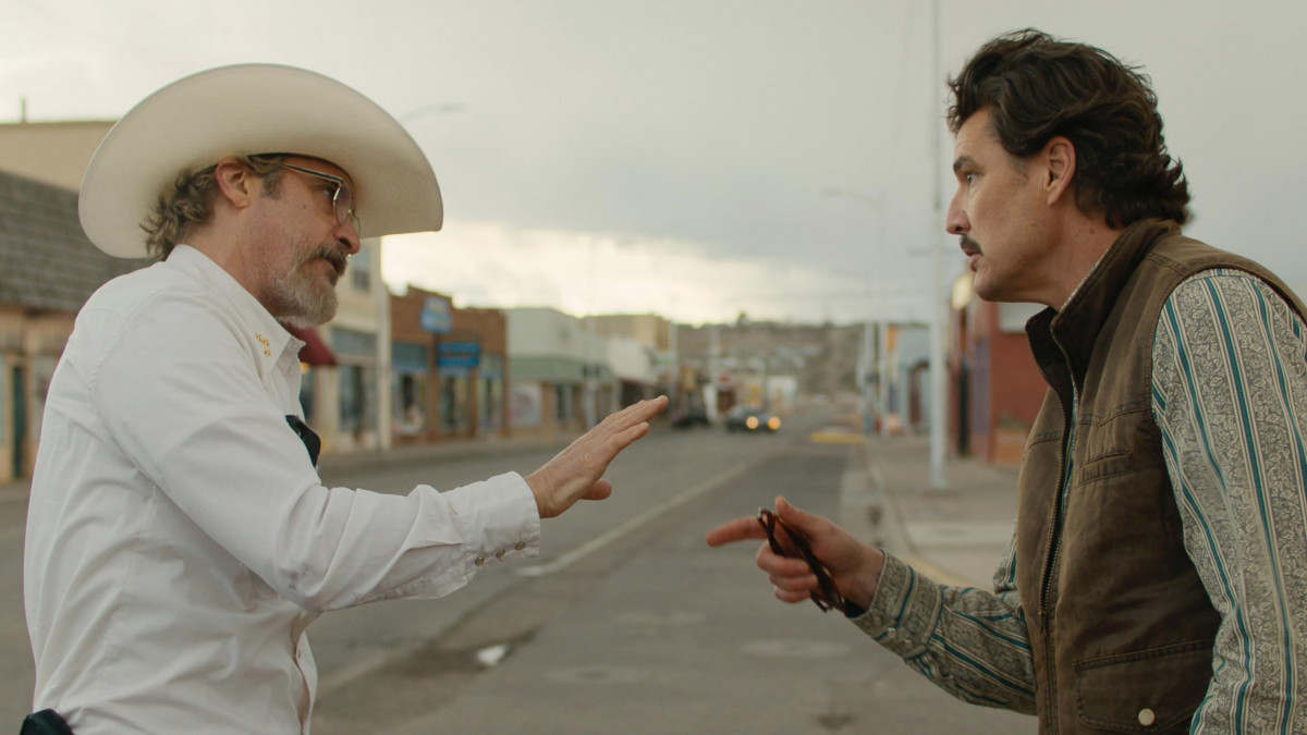 Joaquin Phoenix e Pedro Pascal interpretam os rivais na trama ambientada em 2020 (A24/Divulgação) Joaquin Phoenix e Pedro Pascal interpretam os rivais na trama ambientada em 2020/A24/Divulgação