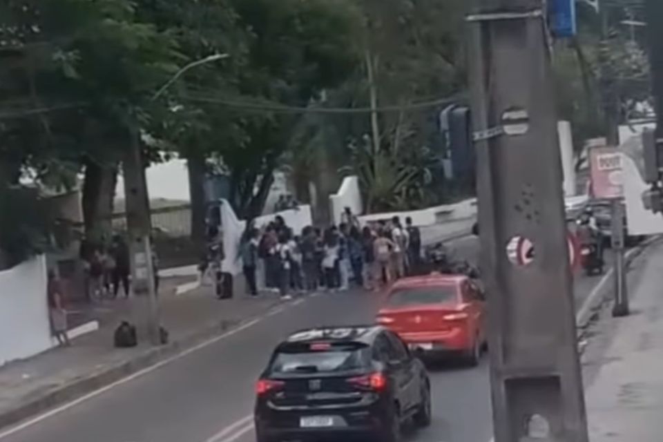Alunos protestam por qualidade da merenda em escola técnica de Jaboatão
(Reprodução/Redes sociais) Alunos protestam por qualidade da merenda em escola técnica de Jaboatão
/Reprodução/Redes sociais