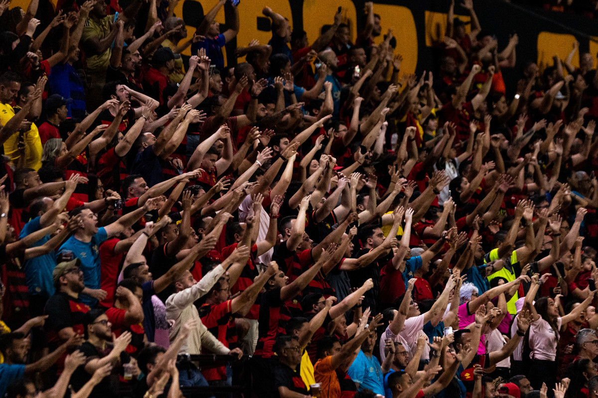 Recife, PE, 15/10/2025 - SPORT X CEARÁ - Na noite desta quarta-feira(15), a equipe do Sport recebeu a equipe do Ceará na Ilha do Retiro pelo Campeonato Brasileiro da Serie A 2025. Torcida do Sport/Rafael Vieira