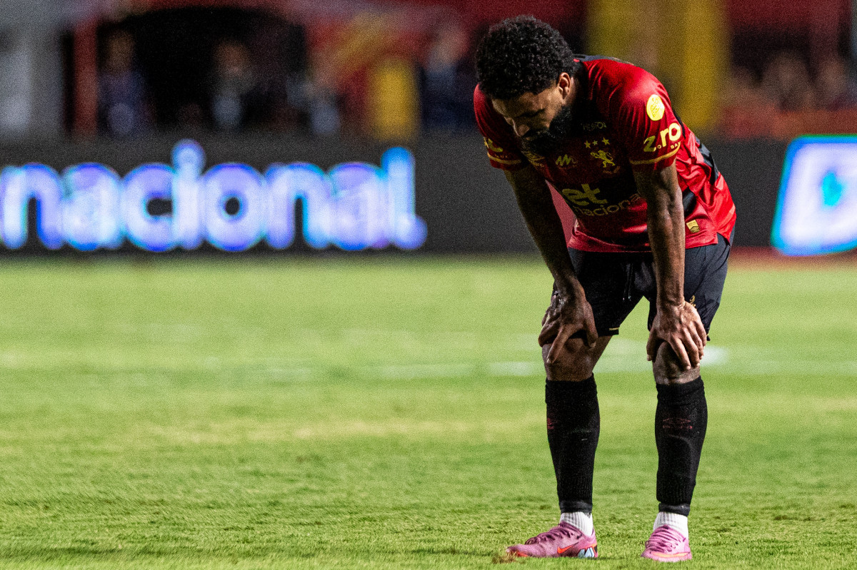 Recife, PE, 15/10/2025 - SPORT X CEARÁ - Na noite desta quarta-feira(15), a equipe do Sport recebeu a equipe do Ceará na Ilha do Retiro pelo Campeonato Brasileiro da Serie A 2025. Romarinho/Rafael Vieira