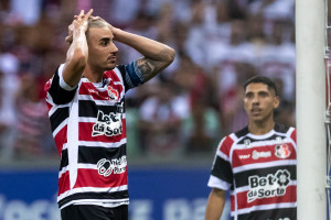 São Lourenço da Mata, PE, 27/09/2025 - SANTA CRUZ X BARRA - Na tarde deste sábado(27), a equipe do Santa Cruz recebeu a equipe do Barra pelo primeiro jogo da Final do Campeonato Brasileiro da Serie D 2025 na Arena de Pernambuco. Thiago Galhardo