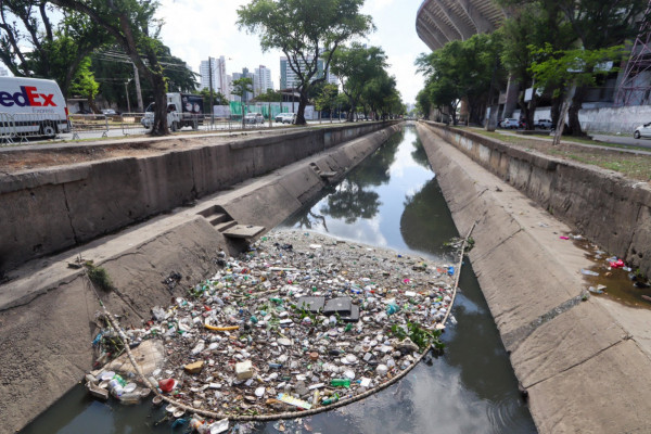 Falta acesso à saneamento básico para populcação pernambucana (Foto: Priscilla Melo/Arquivo DP Foto)