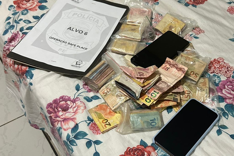 Foram cumpridos mandados de busca e apreensão em quatro bairros da RMR (DIVULGAÇÃO/PCPE) Foram cumpridos mandados de busca e apreensão em quatro bairros da RMR/DIVULGAÇÃO/PCPE
