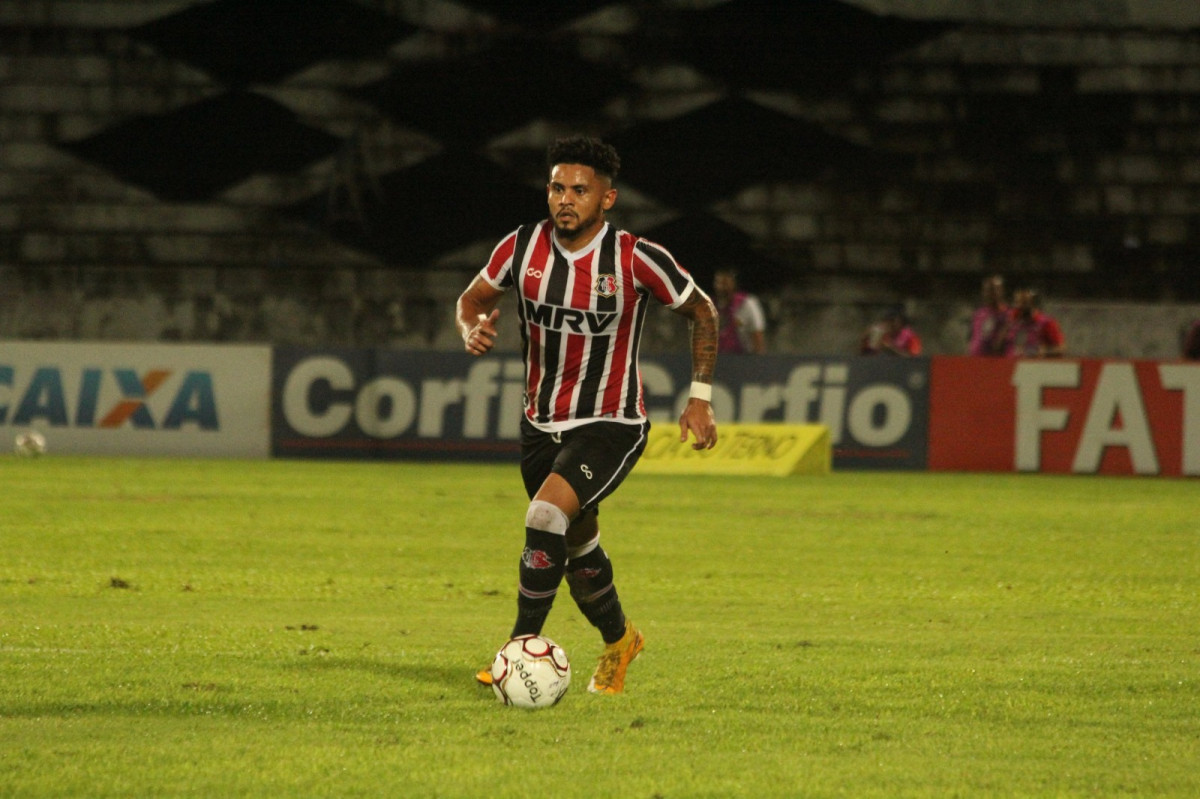 Roberto, lateral-esquerdo ex-Santa Cruz (Divulgação/Santa Cruz) Roberto, lateral-esquerdo ex-Santa Cruz/Divulgação/Santa Cruz
