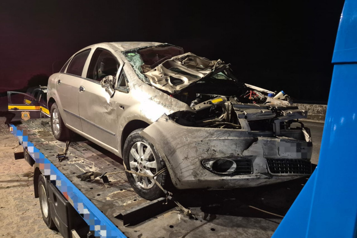 Motorista ficou ferido após capotar na BR-101, em Palmares (Divulgação/PRF) Motorista ficou ferido após capotar na BR-101, em Palmares/Divulgação/PRF