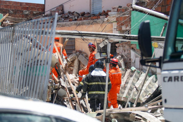 Casas desabam em Ouro Preto, Olinda. (Foto: Marina Torres/DP Foto)
