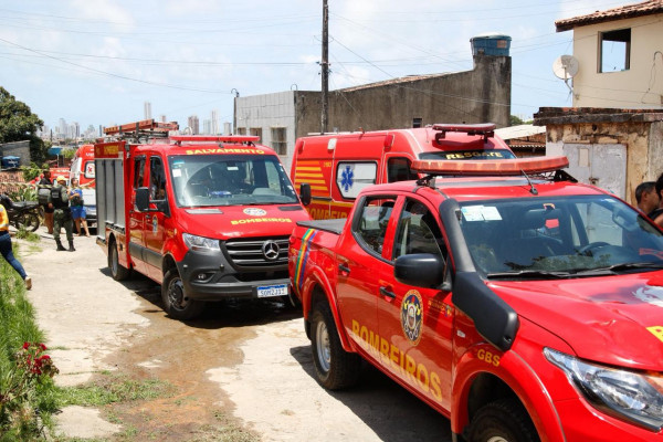 Casas desabam em Ouro Preto, Olinda. (Foto: Marina Torres/DP Foto)
