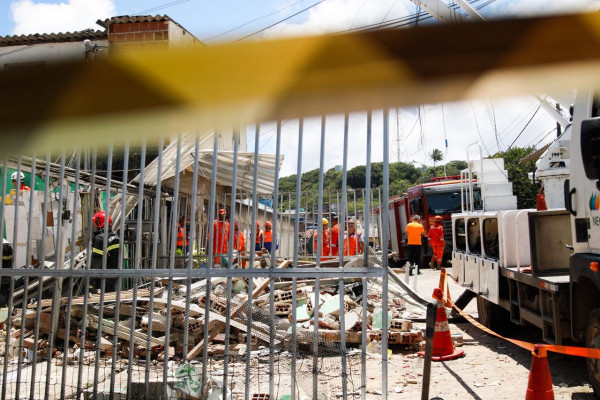 Casas desabam em Ouro Preto, Olinda. (Foto: Marina Torres/DP Foto)