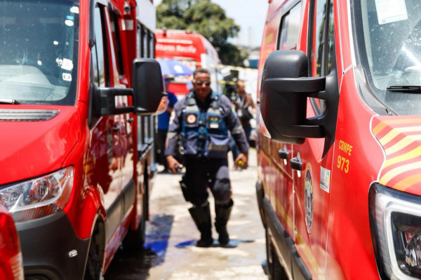 Casas desabam em Ouro Preto, Olinda. (Foto: Marina Torres/DP Foto)