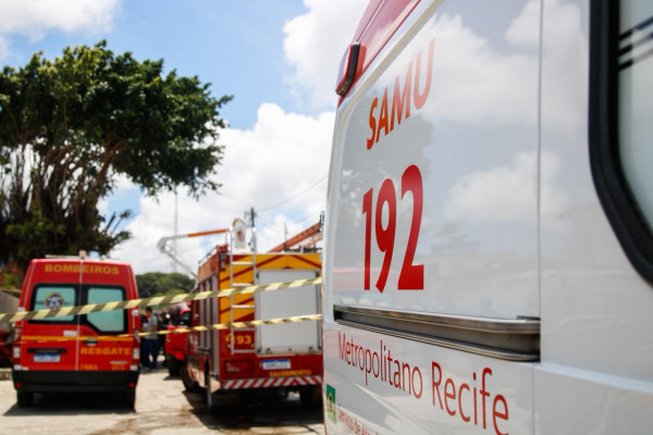 Casas desabam e deixam feridos em Ouro Preto, Olinda. (Foto: Marina Torres/DP Foto)
