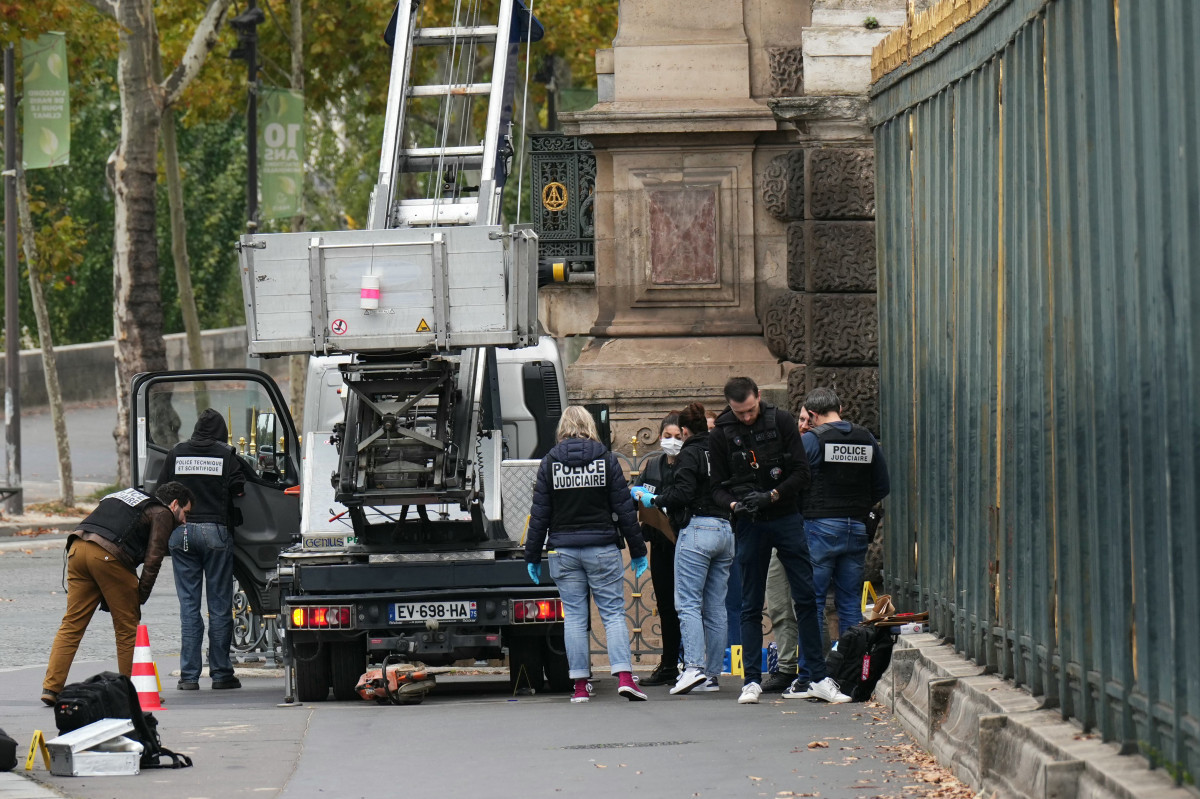 Policiais franceses inspecionam um elevador de móveis usado por ladrões para entrar no Museu do Louvre, no Quai François Mitterrand, em Paris, em 19 de outubro de 2025. Ladrões invadiram o Louvre e fugiram com joias na manhã de 19 de outubro de 2025. O ministro do Interior da França afirmou que as joias roubadas do Museu do Louvre eram Policiais franceses inspecionam um elevador de móveis usado por ladrões para entrar no Museu do Louvre, no Quai François Mitterrand, em Paris, em 19 de outubro de 2025. Ladrões invadiram o Louvre e fugiram com joias na manhã de 19 de outubro de 2025. O ministro do Interior da França afirmou que as joias roubadas do Museu do Louvre eram