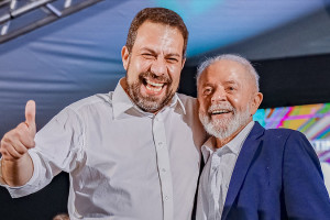 Lula e Guiherme Boulos durante cerim&ocirc;nia de an&uacute;ncios relativos ao Novo PAC Sele&ccedil;&otilde;es