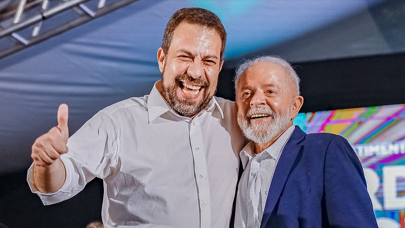 Lula e Guiherme Boulos durante cerimônia de anúncios relativos ao Novo PAC Seleções (Ricardo Stuckert/PR) Lula e Guiherme Boulos durante cerimônia de anúncios relativos ao Novo PAC Seleções/Ricardo Stuckert/PR