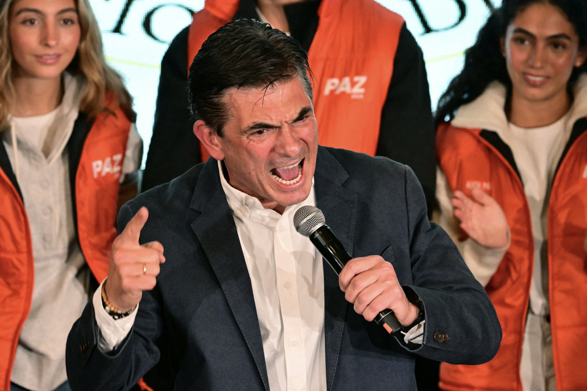 O candidato presidencial da Bolívia pelo Partido Democrata Cristão (PDC), Rodrigo Paz, discursa enquanto comemora com apoiadores os resultados do segundo turno da eleição presidencial em La Paz, em 19 de outubro de 2025. Os bolivianos elegeram no domingo o senador de centro-direita pró-negócios Paz como seu novo presidente, encerrando duas décadas de governo socialista que deixaram o país sul-americano em profunda crise econômica. (Foto de Martin BERNETTI / AFP) ( AFP) O candidato presidencial da Bolívia pelo Partido Democrata Cristão (PDC), Rodrigo Paz, discursa enquanto comemora com apoiadores os resultados do segundo turno da eleição presidencial em La Paz, em 19 de outubro de 2025. Os bolivianos elegeram no domingo o senador de centro-direita pró-negócios Paz como seu novo presidente, encerrando duas décadas de governo socialista que deixaram o país sul-americano em profunda crise econômica. (Foto de Martin BERNETTI / AFP)/ AFP