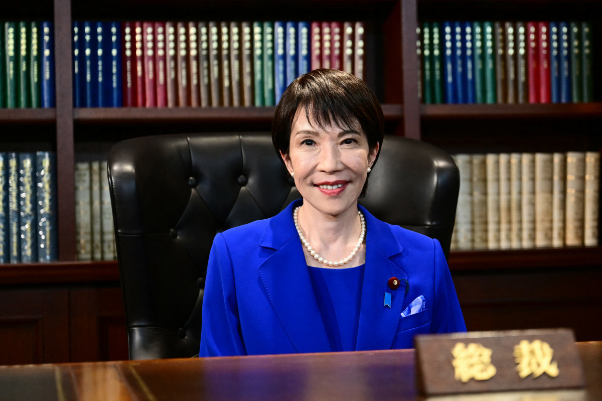 Sanae Takaichi, a recém-eleita líder do partido governista japonês, o Partido Liberal Democrático (PLD), posa no gabinete do líder do partido após a eleição para a liderança do PLD em Tóquio, em 4 de outubro de 2025. Em 21 de outubro de 2025, a câmara baixa do parlamento japonês nomeou a conservadora crítica da China Sanae Takaichi como a primeira mulher primeira-ministra do país. (Foto de Yuichi YAMAZAKI / POOL / AFP) ( AFP) Sanae Takaichi, a recém-eleita líder do partido governista japonês, o Partido Liberal Democrático (PLD), posa no gabinete do líder do partido após a eleição para a liderança do PLD em Tóquio, em 4 de outubro de 2025. Em 21 de outubro de 2025, a câmara baixa do parlamento japonês nomeou a conservadora crítica da China Sanae Takaichi como a primeira mulher primeira-ministra do país. (Foto de Yuichi YAMAZAKI / POOL / AFP)/ AFP