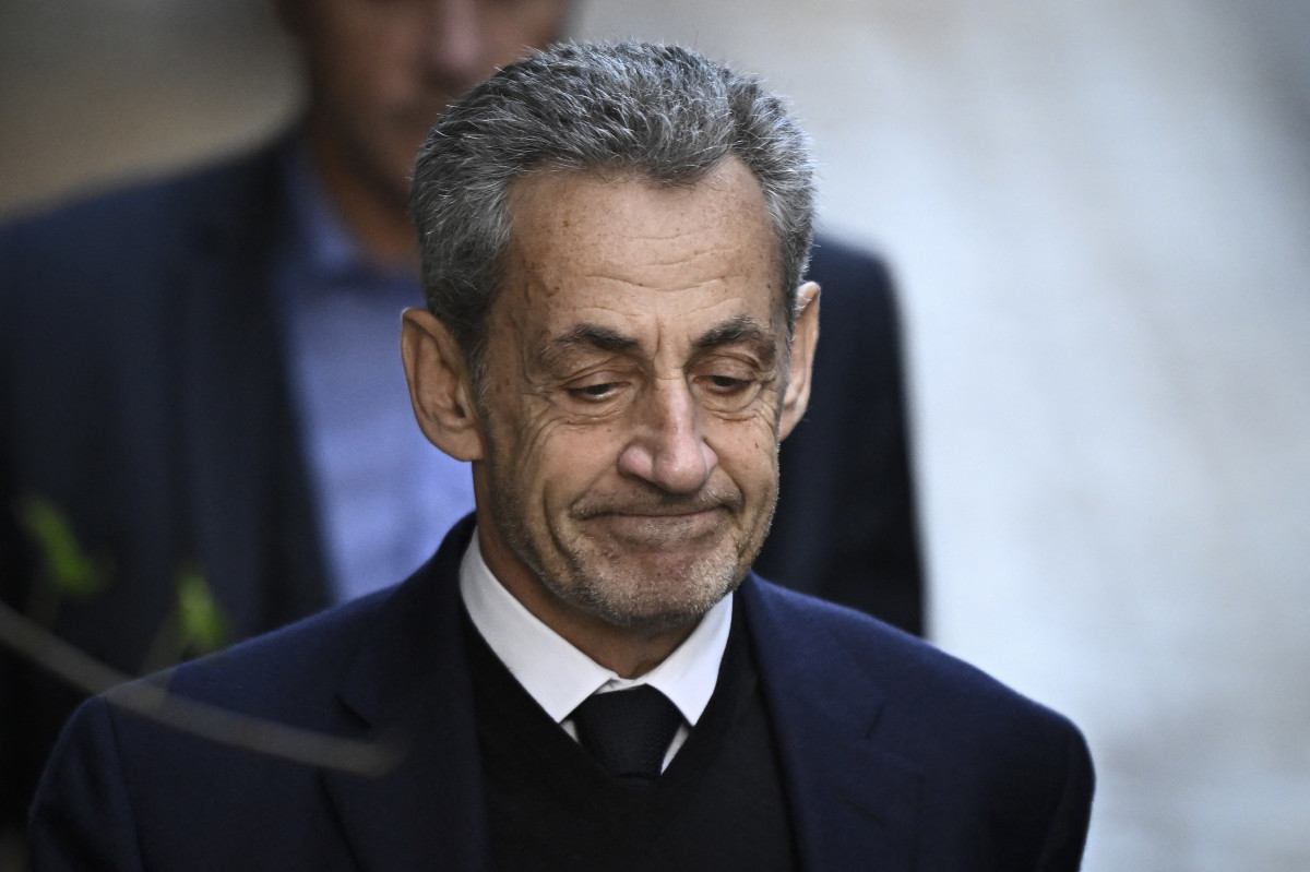 Nicolas Sarkozy, que enfrenta uma série de problemas legais desde que perdeu a reeleição em 2012, será preso em 21 de outubro de 2025 por um esquema para obter financiamento líbio para sua bem-sucedida candidatura presidencial de 2007, tornando-se o primeiro ex-chefe de um país da União Europeia a cumprir pena atrás das grades. O ex-líder de direita francês recorreu da sentença e denunciou uma Nicolas Sarkozy, que enfrenta uma série de problemas legais desde que perdeu a reeleição em 2012, será preso em 21 de outubro de 2025 por um esquema para obter financiamento líbio para sua bem-sucedida candidatura presidencial de 2007, tornando-se o primeiro ex-chefe de um país da União Europeia a cumprir pena atrás das grades. O ex-líder de direita francês recorreu da sentença e denunciou uma