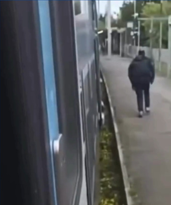 O agressor entrou no trem, se aproximou da jovem e iniciou o ataque. Durante a agressão, Jhordana foi empurrada, sofreu mordidas e foi alvo de outros ataques físicos/Foto: Reprodução/Redes sociais