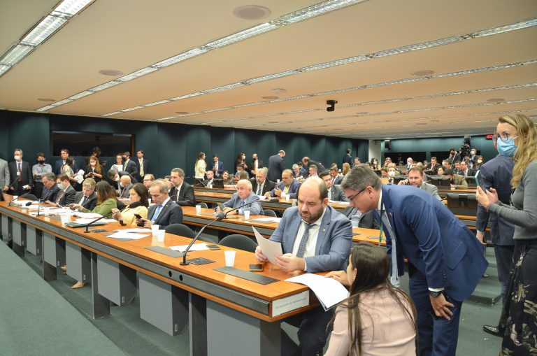 CMO aprova crédito de R$ 3,3 bi para ressarcir aposentados por descontos fraudulentos
(Raisa Mesquita/Câmara dos deputados ) CMO aprova crédito de R$ 3,3 bi para ressarcir aposentados por descontos fraudulentos
/Raisa Mesquita/Câmara dos deputados
