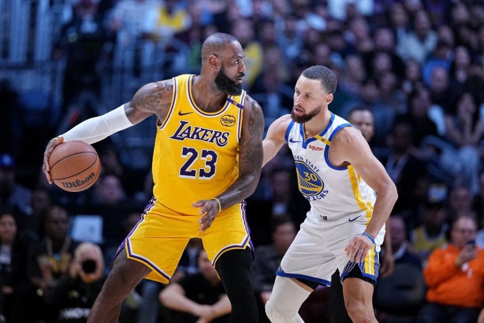 LeBron James, do Los Angeles Lakers, e Stephen Curry, do Golden State Warrios (AFP) LeBron James, do Los Angeles Lakers, e Stephen Curry, do Golden State Warrios/AFP