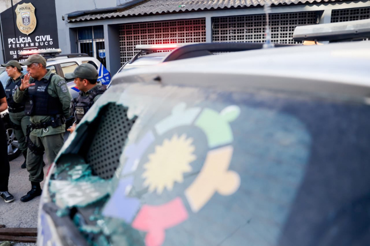 Pelo menos uma viatura foi depredada em frente à Delegacia de São Lourenço (SANDY JAMES/DP FOTO) Pelo menos uma viatura foi depredada em frente à Delegacia de São Lourenço/SANDY JAMES/DP FOTO