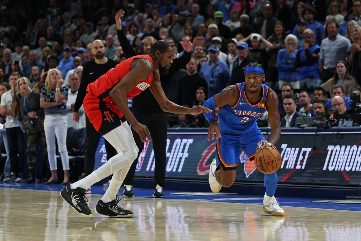 Shai Gilgeous-Alexander anotou 35 pontos, cinco rebotes e cinco assistências na vitória sobre o Houston Rockets ( Zach Beeker/ Getty Images via AFP) Shai Gilgeous-Alexander anotou 35 pontos, cinco rebotes e cinco assistências na vitória sobre o Houston Rockets/ Zach Beeker/ Getty Images via AFP