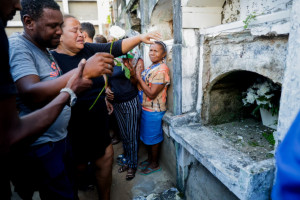 Pais de Esther lamentam perda da filha e dão o adeus