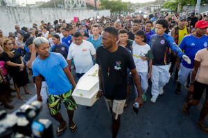 Esther Isabelly é enterrada em São Lourenço da Mata