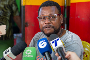 Inaldo dos Santos, pai de Esther, esteve no IML na manhã desta quarta-feira (22)
