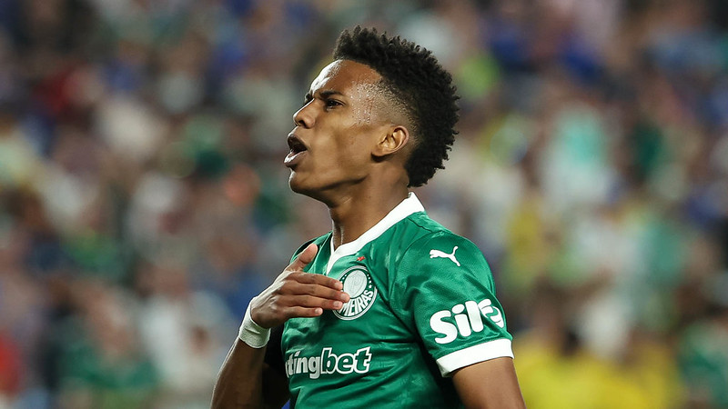 Estevão foi formado na base do Palmeiras e hoje atua como atacante do Chelsea na Premier League (Cesar Greco/Palmeiras) Estevão foi formado na base do Palmeiras e hoje atua como atacante do Chelsea na Premier League/Cesar Greco/Palmeiras