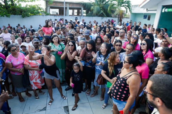Familiares e amigos se despedem de Esther Isabelly em São Lourenço da Mata