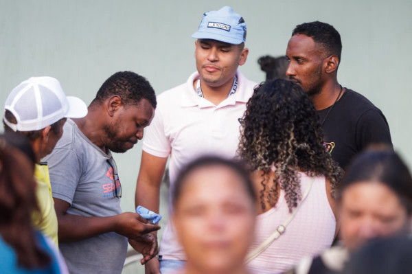 Damiliares de Esther dão adeus à menina