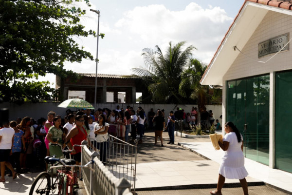 População lota cemitério para velório de Esther Isabelly, achada morta em cacimba
 (Sandy James/DP Foto)