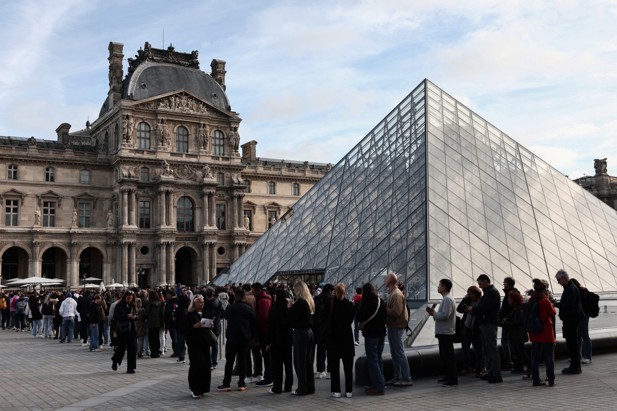 Visitantes fazem fila em frente à Pirâmide do Louvre, projetada pelo arquiteto sino-americano Ieoh Ming Pei, com o Museu do Louvre ao fundo, em Paris, em 22 de outubro de 2025. ( AFP) Visitantes fazem fila em frente à Pirâmide do Louvre, projetada pelo arquiteto sino-americano Ieoh Ming Pei, com o Museu do Louvre ao fundo, em Paris, em 22 de outubro de 2025. / AFP